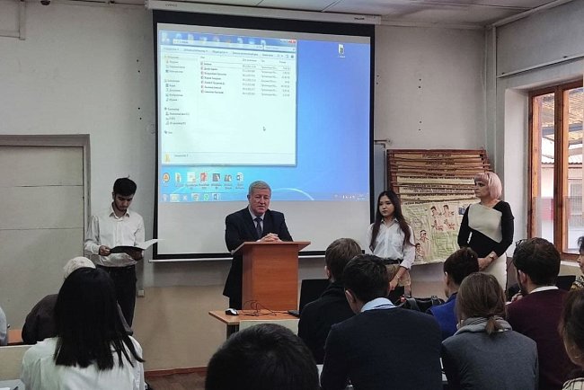 The young researchers discussed modern scientific and technological innovations in English